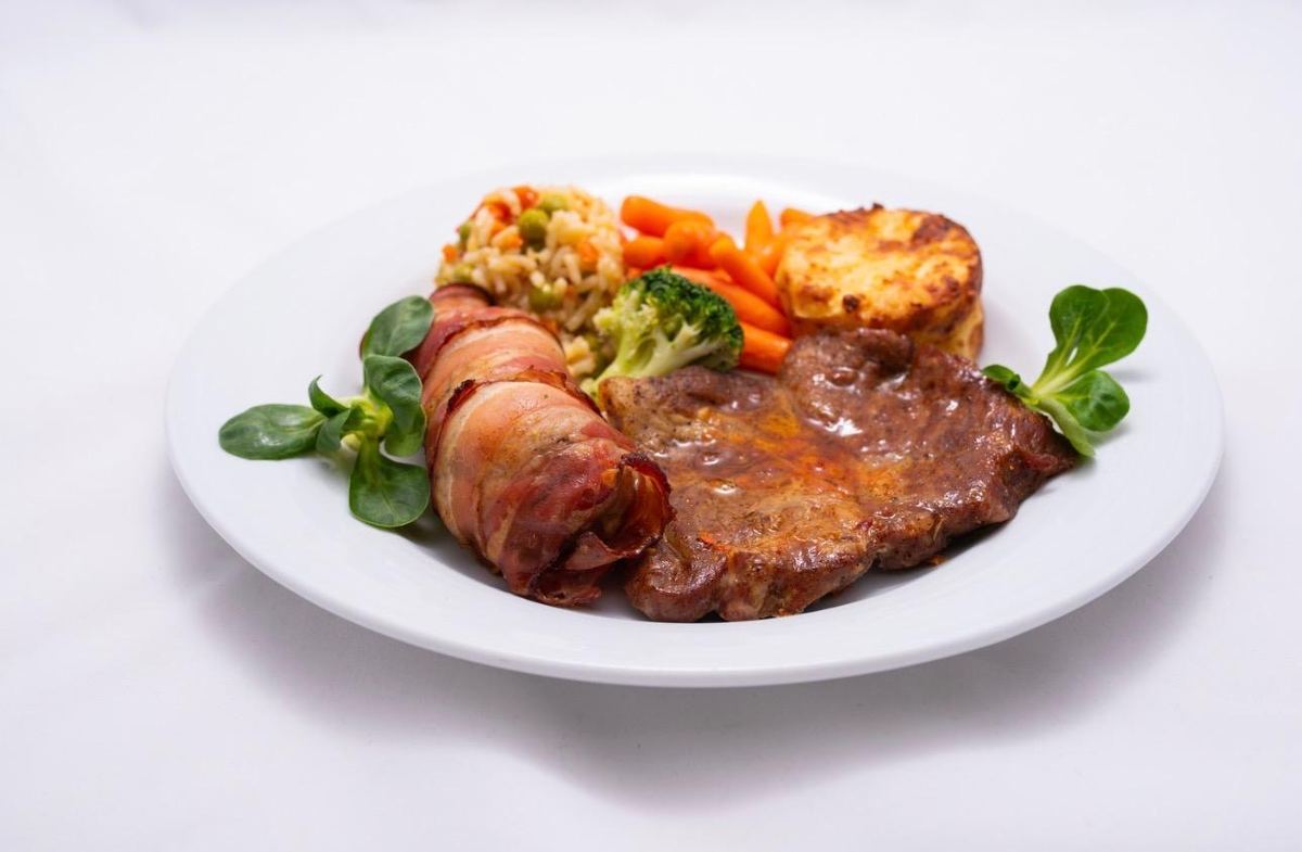 Friptură cu bacon și legume