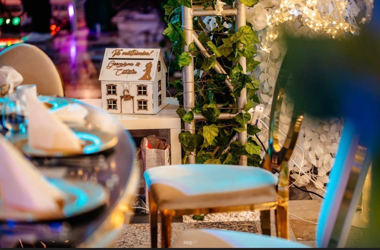 Sală decorată în tonuri roz, vedere de ansamblu