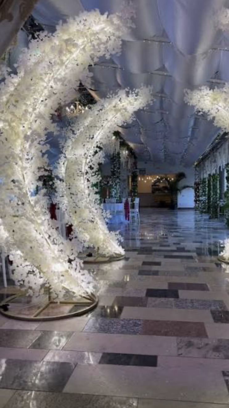 Arcadă florală luminoasă pe holul sălii