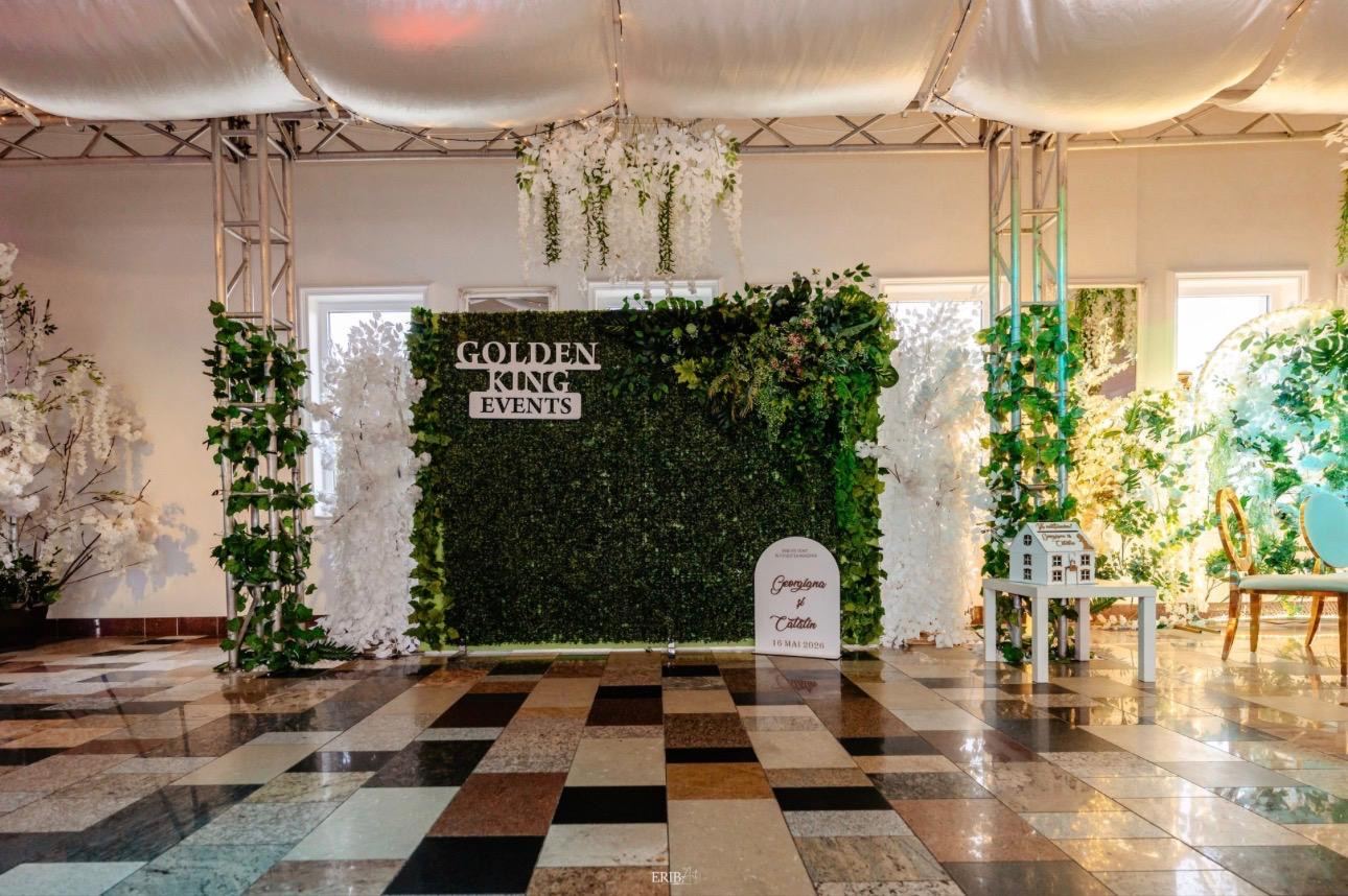 Decor Golden King Events, perete verde cu logo și arcadă florală