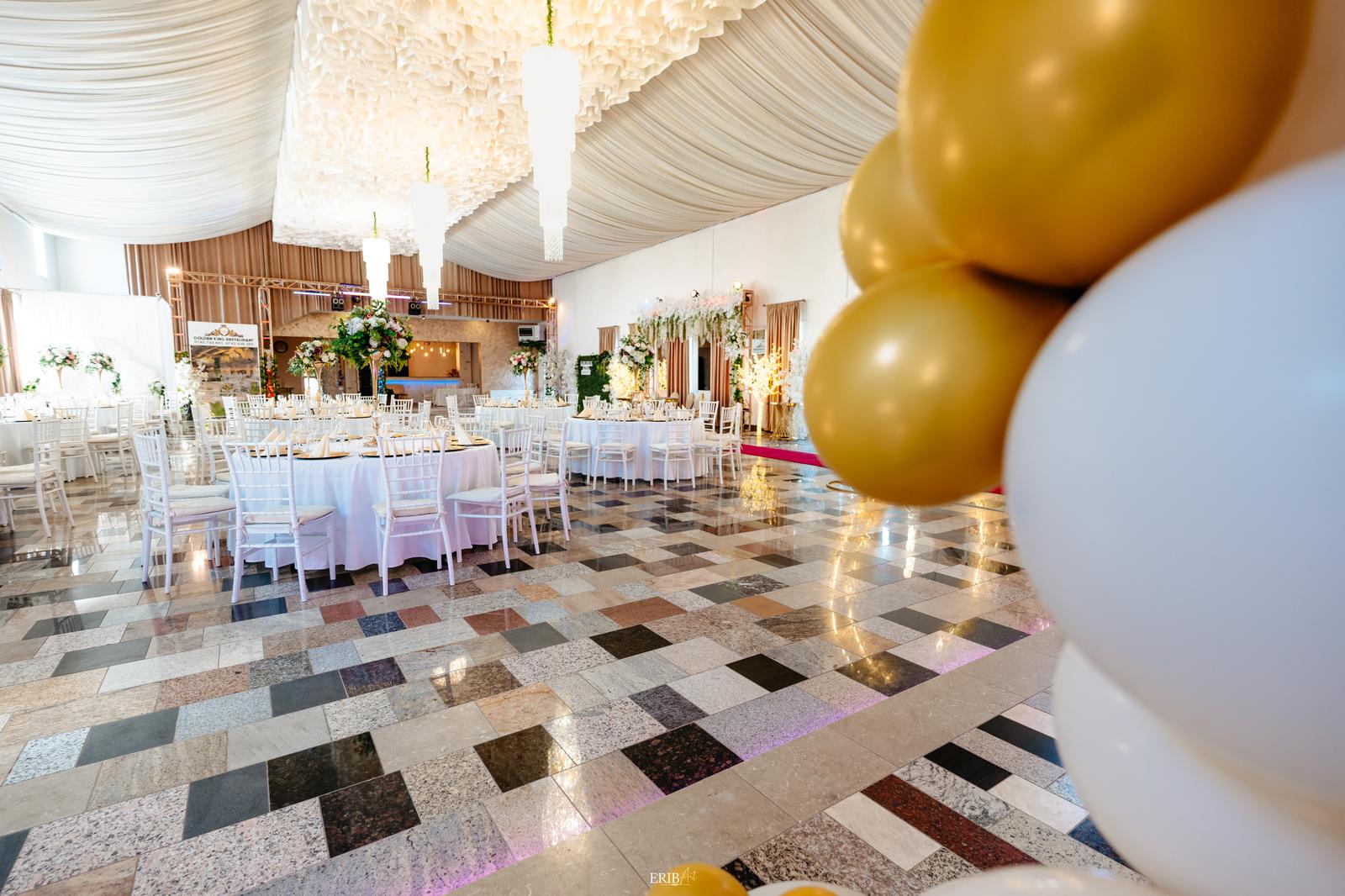 Ambianță farfurii aurii